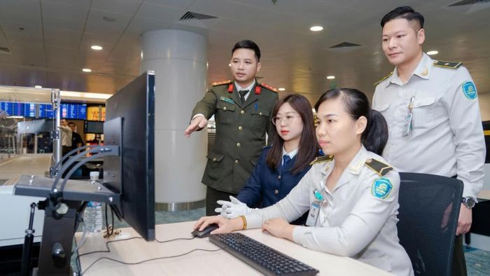 Hải quan cửa khẩu sân bay quốc tế Nội Bài phối hợp với lực lượng an ninh hàng không giám sát hoạt động xuất nhập cảnh. Ảnh: CTVHQ