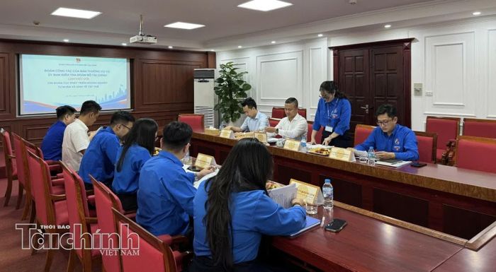 Chi đoàn Cục Phát triển doanh nghiệp tư nhân và kinh tế tập thể báo cáo kết quả hoạt động công tác đoàn với Đoàn kiểm tra. Ảnh: Thành Duy.