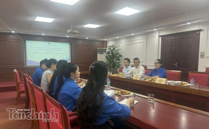 Đoàn kiểm tra làm việc tại Chi đoàn Quỹ Phát triển doanh nghiệp nhỏ và vừa. Ảnh: Thành Duy.