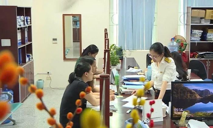 Công chức Thuế TP. Hải Phòng hỗ trợ người nộp thuế. Ảnh: CTV.