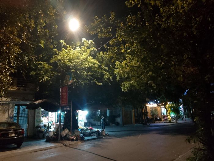 Cột điện cchiếu sáng đáp ứng nhu cầu lưu thông trên đường Hoà Bình ↵