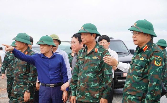 Đoàn công tác Quân khu 4 và lãnh đạo tỉnh Quảng Trị kiểm tra tình hình mưa lũ tại Quốc lộ 15D, xã Diên Sanh.