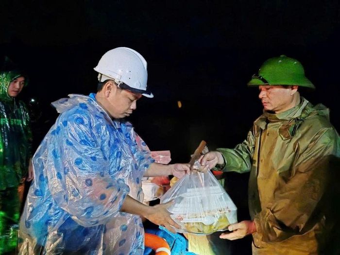 Hỗ trợ cơm nóng, nước uống cho người dân vùng lũ.