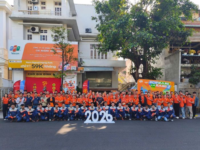 Sự chủ động, tận tâm trong quá trình hỗ trợ khách hàng là một trong những yếu tố góp phần nâng cao chất lượng dịch vụ của đội ngũ kỹ thuật FPT Telecom Gia Lai. Ảnh: Quang Khang