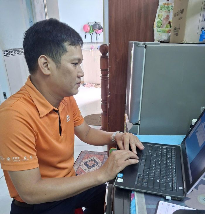 Kỹ thuật viên Nguyễn Xuân Thọ, FPT Telecom Gia Lai, kiểm tra và xử lý sự cố thiết bị mạng tại nhà khách hàng, góp phần nhanh chóng khôi phục đường truyền ổn định. Ảnh: Quang Khang