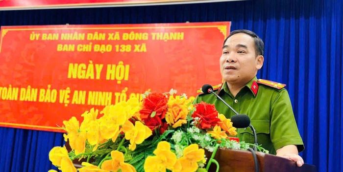 Thượng tá Lê Đức Túy, Trưởng Công an xã Đông Thạnh, phát biểu tại ngày hội và biểu dương những cá nhân có thành tích tiêu biểu trong phong trào bảo vệ an ninh Tổ quốc.