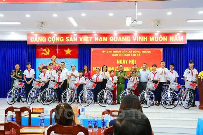 Lãnh đạo xã Đông Thạnh cùng các đơn vị đồng hành trao quà động viên học sinh có hoàn cảnh khó khăn tại địa phương.