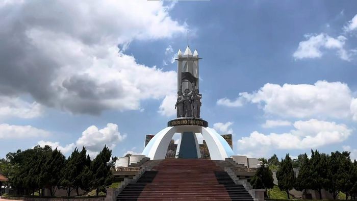 Cụm tượng trung tâm với những đường nét mạnh mẽ, tái hiện khí thế tiến công và tinh thần đấu tranh trong Xuân Mậu Thân 1968. Ảnh: Tường Quang