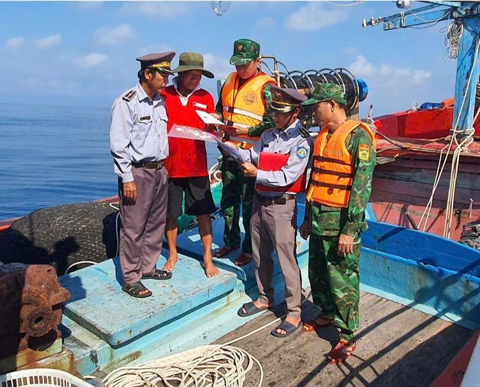  Lực lượng chức năng theo dõi, kiểm soát hoạt động tàu cá ra vào cảng, xuất nhập bến. 