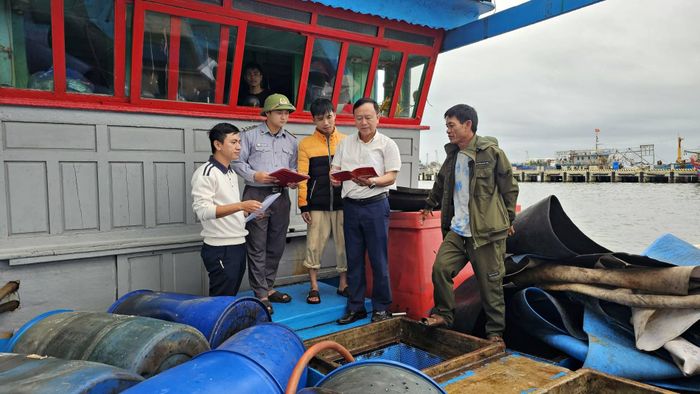  Lực lượng chức năng tăng cường công tác kiểm tra việc chấp hành IUU các tàu cá tại cảng Cửa Việt. 
