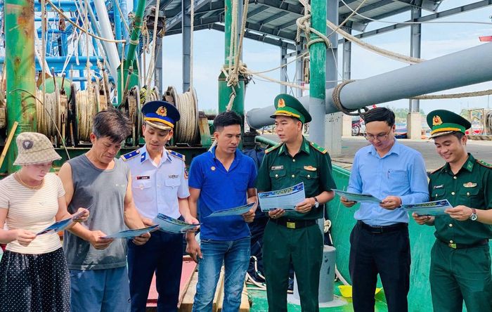  Lực lượng chức năng tăng cường tuyên truyền, chống khai thác IUU cho ngư dân. 