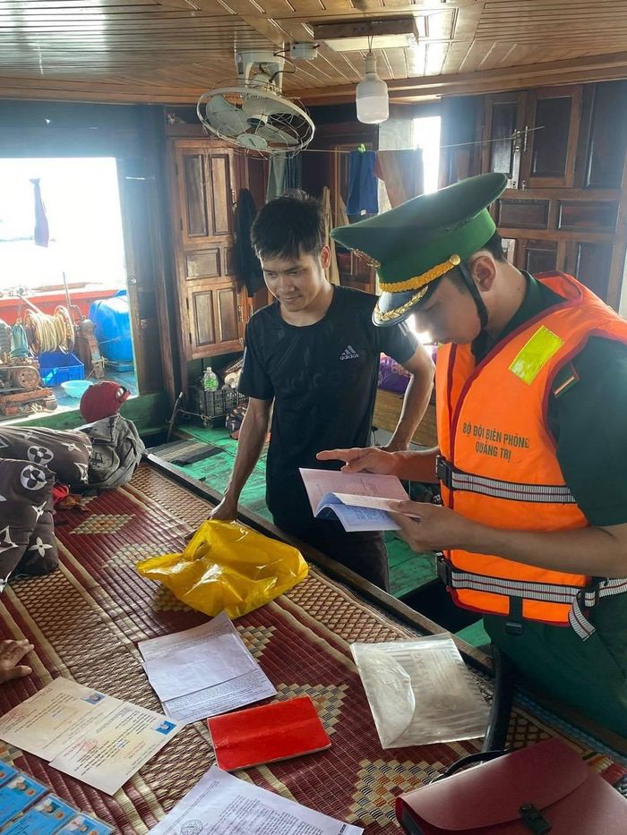  Lực lượng Biên phòng kiểm tra tàu cá xuất, nhập bến, bảo đảm tàu ra khơi có đầy đủ giấy tờ của người, phương tiện và trang thiết bị an toàn theo quy định. 