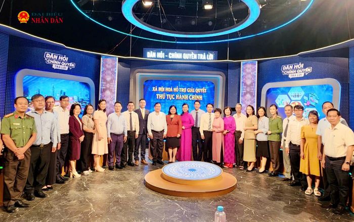 Các đại biểu tham dự chương trình chụp ảnh lưu niệm. Ảnh: Hoa Lê
