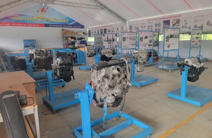 Nhiều trường nghề trên địa bàn TP. Hồ Chí Minh đã đầu tư trang thiết bị bài bản để phục vụ cho hoạt động đào tạo nghề. Trong ảnh, trang thiết bị phục vụ cho việc thực hành tại một xưởng thực hành của Trường CĐ Bách khoa Sài Gòn. Ảnh: Quang Phương