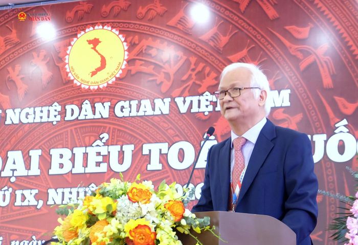 GS.TS. Lê Hồng Lý, Chủ tịch Hội Văn nghệ dân gian Việt Nam phát biểu khai mạc Đại hội