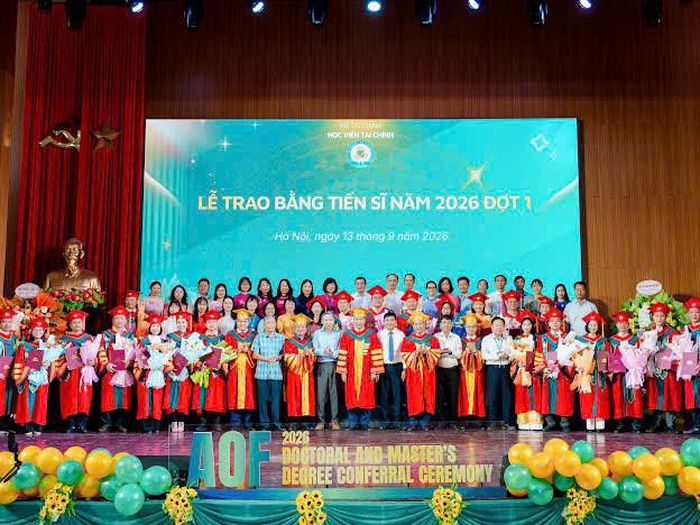 Lãnh đạo Học viện Tài chính và đại biểu cùng chụp ảnh lưu niệm với các tân Tiến sĩ tại chương trình