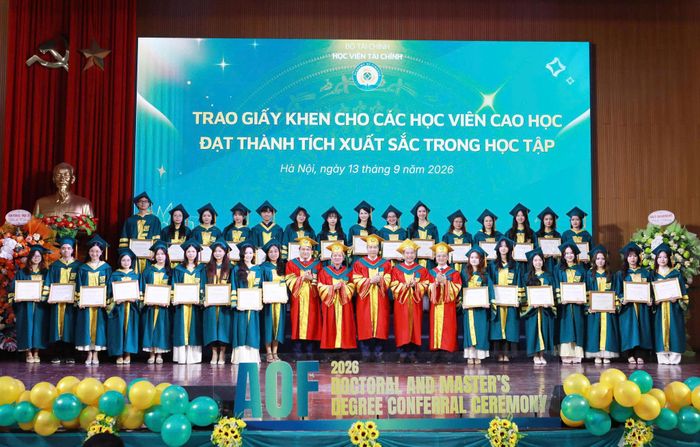 Những học viên tiêu biểu được Giám đốc Học viện khen thưởng chụp ảnh cùng Lãnh đạo Học viện.
