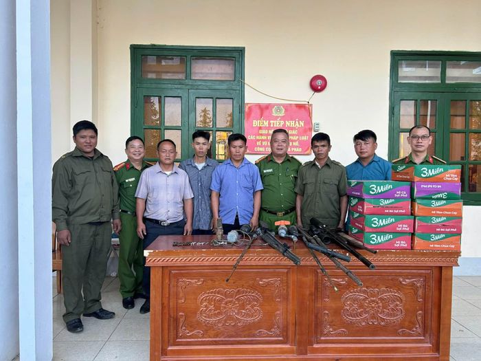 Công an xã Xín Mần tiếp nhận nhiều công cụ hỗ trợ dùng để săn bắn chim do người dân tự nguyện giao nộp.