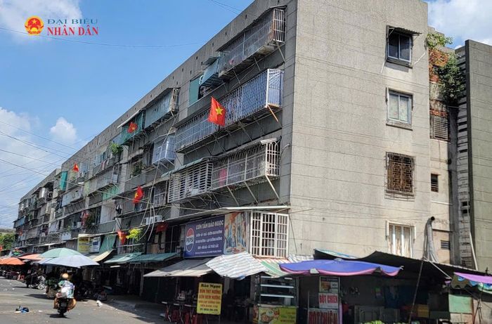 Một chung cư cũ trên địa bàn phường Bình Quới. Ảnh: Quang Phương