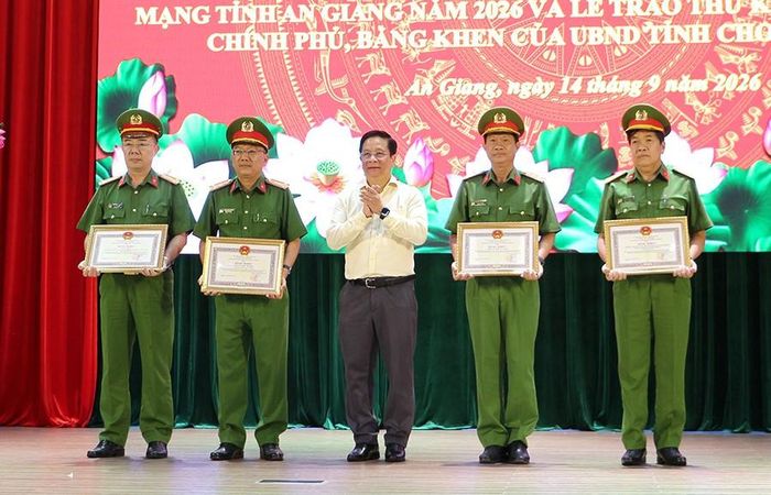 Chủ tịch UBND tỉnh An Giang Hồ Văn Mừng trao Bằng khen cho các tập thể, cá nhân đạt thành tích xuất sắc. Ảnh: Quỳnh Như: