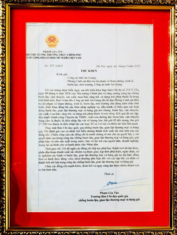 Thư khen của Phó Thủ tướng Thường trực Chính phủ Phạm Gia Túc gửi Công an tỉnh An Giang và Phòng Cảnh sát kinh tế Công an tỉnh về thành tích xuất sắc đột xuất trong công tác chống buôn lậu, gian lận thương mại và hàng giả. Ảnh: Quỳnh Như