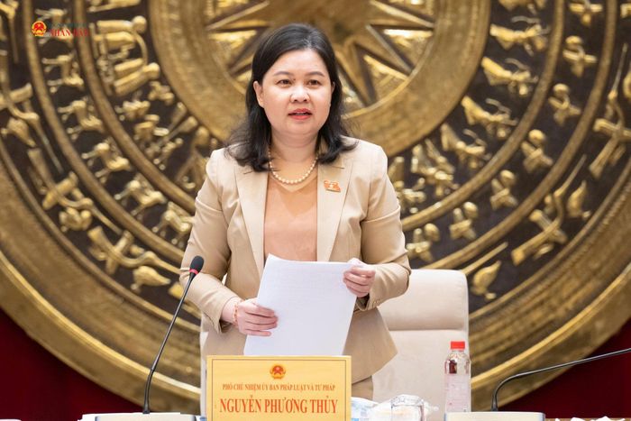 Phó Chủ nhiệm Ủy ban Pháp luật và Tư pháp Nguyễn Phương Thủy điều hành phiên họp