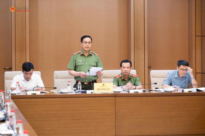 Cục trưởng Cục Pháp chế và cải cách hành chính, tư pháp, Bộ Công an Phạm Công Nguyên trình bày Tờ trình của Chính phủ