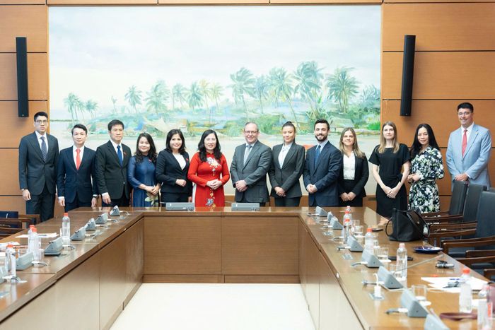 Các đại biểu chụp lưu niệm tại buổi tiếp
