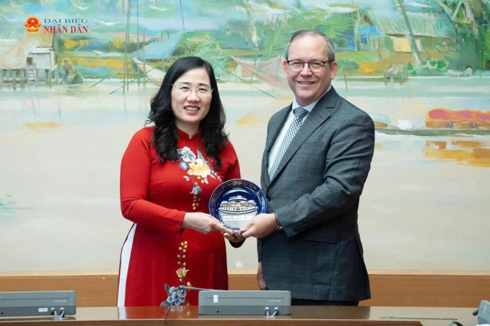 Phó Chủ nhiệm Ủy ban Pháp luật và Tư pháp Nguyễn Thị Thủy tặng quà lưu niệm cho Tổng Chưởng lý Bang Ontario Doug Downey