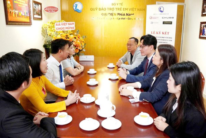 Các đại biểu chúc mừng Quỹ Bảo trợ trẻ em Việt Nam khai trương Văn phòng phía Nam