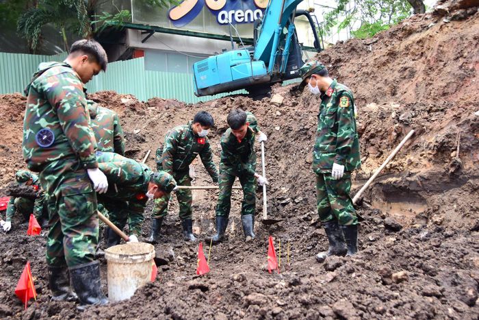 Ngày 14/9, lực lượng làm nhiệm vụ đã xử lý hơn 300m³ đất, tiếp tục mở rộng phạm vi tìm kiếm tại Khu A