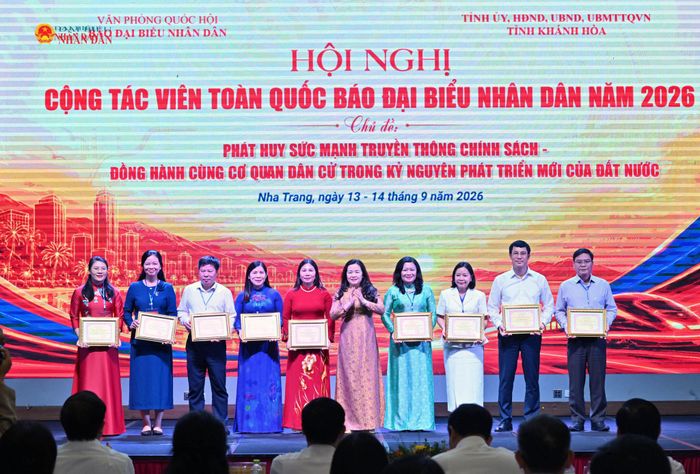 Chánh Văn phòng Đoàn ĐBQH và HĐND tỉnh Nghệ An Bùi Duy Sơn cùng các cá nhân nhận Bằng khen vì có nhiều đóng góp cho Báo Đại biểu Nhân dân năm 2026. Ảnh: Quang Khánh