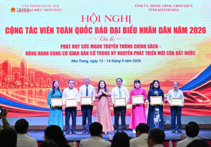 Trung tướng Trần Đức Thuận, ĐBQH tỉnh Nghệ An cùng các cá nhân nhận Bằng khen vì có nhiều đóng góp cho Báo Đại biểu Nhân dân năm 2026. Ảnh: Quang Khánh