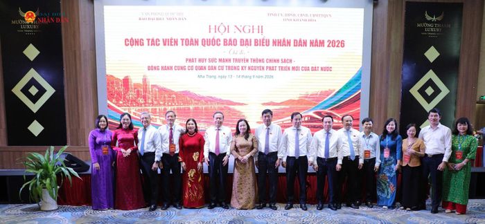 Chủ tịch Quốc hội Trần Thanh Mẫn và các đại biểu với Đoàn đại biểu tỉnh Nghệ An tại hội nghị. Ảnh: Khánh Duy