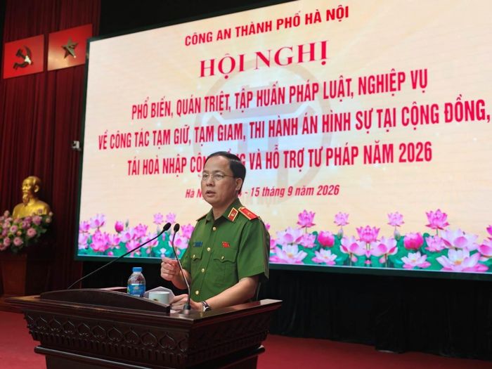 Thiếu tướng Lê Văn Tuân, Phó Giám đốc, Thủ trưởng Cơ quan Thi hành án hình sự, Thủ trưởng Cơ quan quản lý tạm giữ, tạm giam Công an thành phố Hà Nội phát biểu khai mạc hội nghị