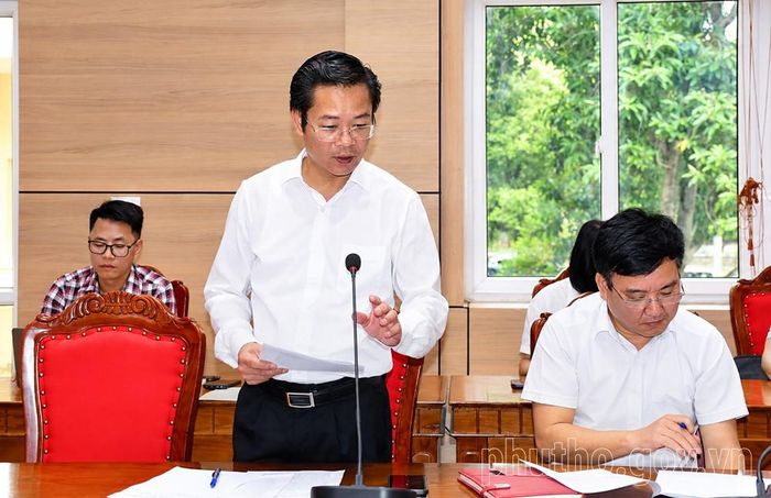 Phó Chánh Văn phòng UBND tỉnh, Trưởng Ban Tiếp công dân tỉnh Phú Thọ Hồ Quang Phúc báo cáo tiến độ giải quyết các vụ việc khiếu nại, tố cáo, kiến nghị, phản ánh được giao tại các kỳ tiếp công dân trước