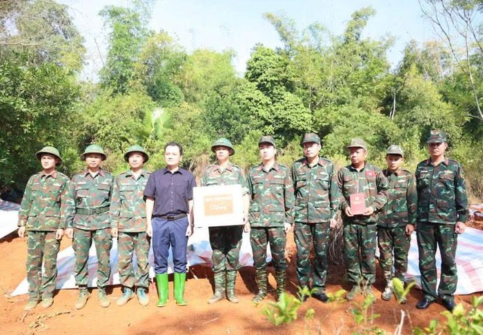 Đồng chí Giàng Quốc Hưng, Phó Chủ tịch UBND tỉnh Lào Cai tặng quà, động viên lực lượng làm nhiệm vụ.