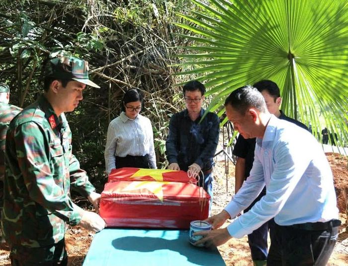 Đồng chí Vũ Hùng Dũng, Bí thư Đảng ủy phường Cam Đường, Lào Cai thắp hương tưởng nhớ các hài cốt liệt sĩ được cất bốc thành công.