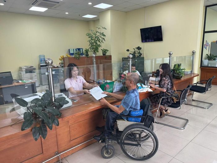 Công ty Cổ phần Kym Việt, công ty có gần 80% tổng số người lao động là người khuyết tật nhận tiền vay tại NHCSXH
