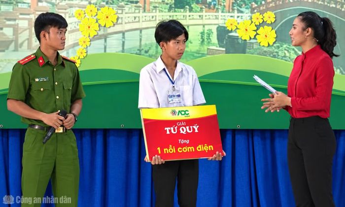 Đồng chí Lê Vũ Ca (bìa trái) động viên em Nguyễn Minh Đức (ngụ xã Trần Văn Thời), là nhân vật chính của Chương trình “Thắp sáng niềm tin” số 591 năm 2021.
