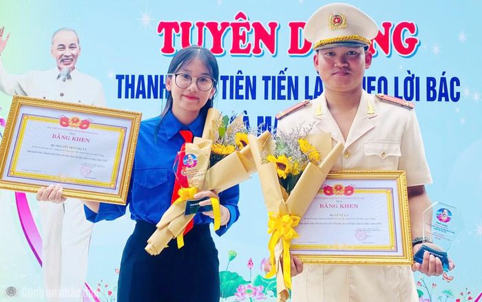 Thượng úy Lê Vũ Ca (bìa phải) được Tỉnh đoàn Cà Mau tuyên dương “Thanh niên tiên tiến làm theo lời Bác” năm 2025.