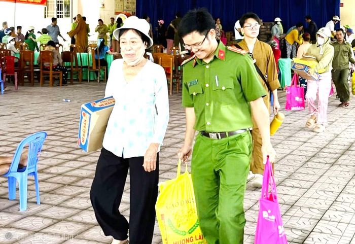 Ngoài công tác chuyên môn, Thượng úy Lê Vũ Ca còn tích cực hoạt động an sinh xã hội, giúp đỡ người dân khó khăn.