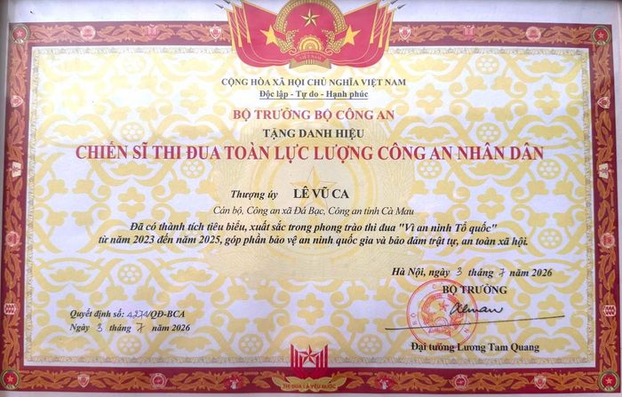 Thượng úy Lê Vũ Ca được Bộ trưởng Bộ Công an tặng danh hiệu "Chiến sĩ thi đua toàn lực lượng CAND".