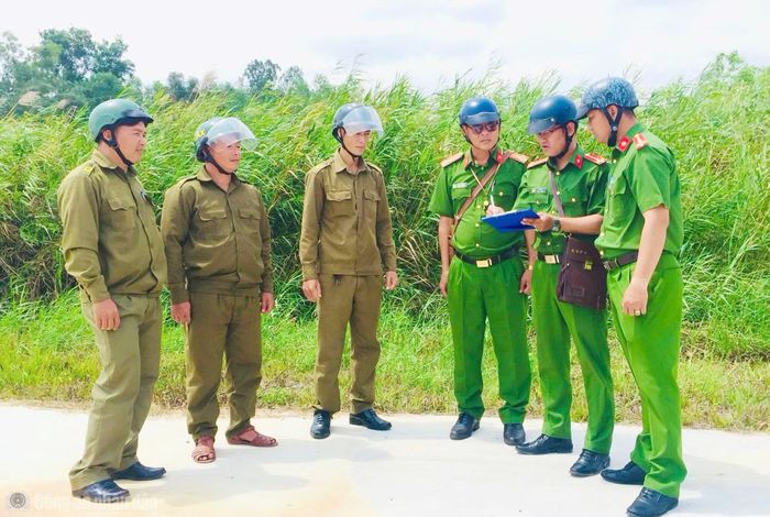 Thượng úy Lê Vũ Ca (thứ 2 từ phải qua) cùng đồng đội nắm tình hình địa bàn, xây dựng kế hoạch triệt xóa tệ nạn xã hội.