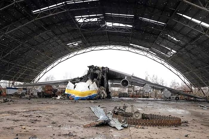Máy bay An-225 bị phá hủy ở ngoại ô Kiev. Ảnh: Reuters