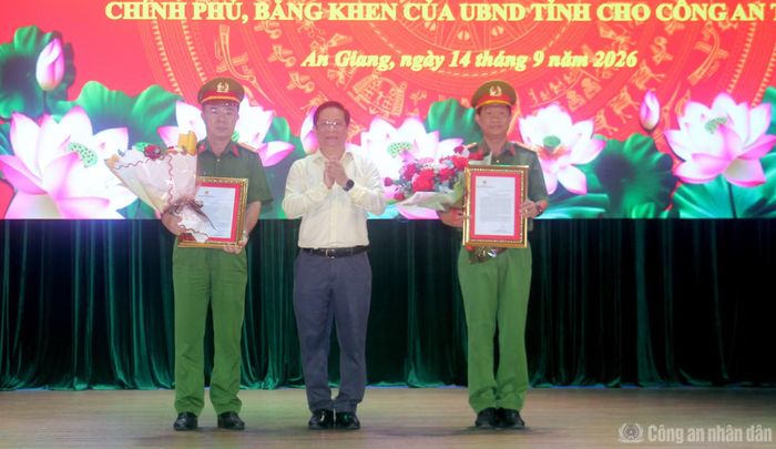 Đồng chí Hồ Văn Mừng, Uỷ viên Trung ương Đảng, Phó Bí thư Tỉnh uỷ, Chủ tịch UBND tỉnh An Giang trao Thư khen của Phó Thủ tướng Thường trực Chính phủ cho Công an tỉnh An Giang và Phòng CSĐT tội phạm về tham nhũng, kinh tế, buôn lậu, môi trường Công an tỉnh An Giang.
