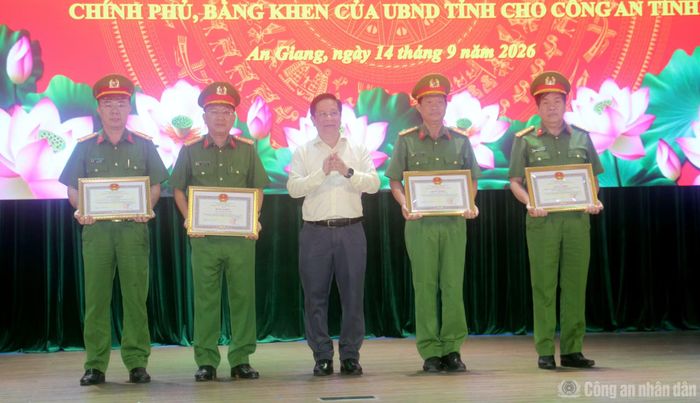 Đồng chí Hồ Văn Mừng, Uỷ viên Trung ương Đảng, Phó Bí thư Tỉnh uỷ, Chủ tịch UBND tỉnh An Giang trao Bằng khen tặng các tập thể, cá nhân thuộc Công an tỉnh An Giang.