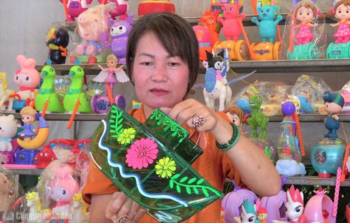 Chị Phan Dương Xuân Nguyệt có gần 20 năm làm lồng đèn truyền thống theo nghề cha truyền con nối.