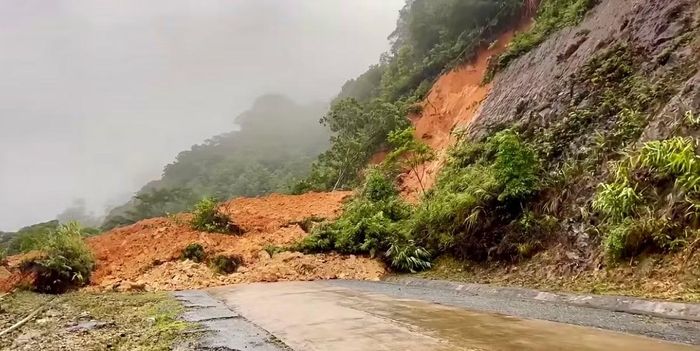 Sạt lở đất, đá trên đường Hồ Chí Minh nhánh Tây qua Hướng Lập.
