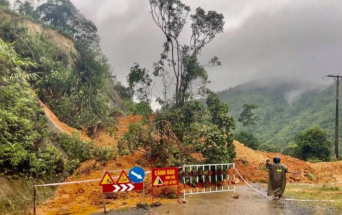 Công an xã Hướng Phùng tổ chức rào chắn, cấm người, phương tiện qua lại khu vực bị sạt lở nguy hiểm.
